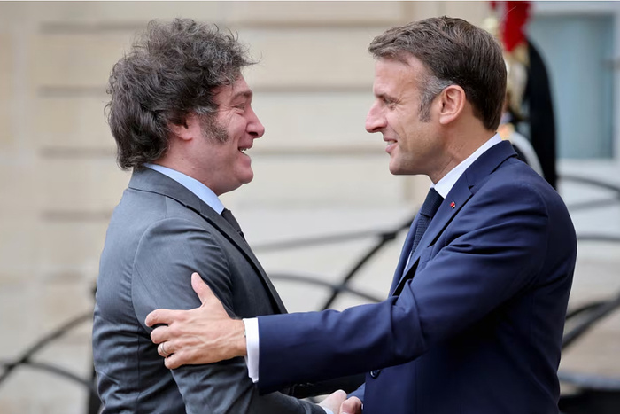 La Prensa Francesa Retrata el Desgaste de Milei ante Escándalos y Protestas