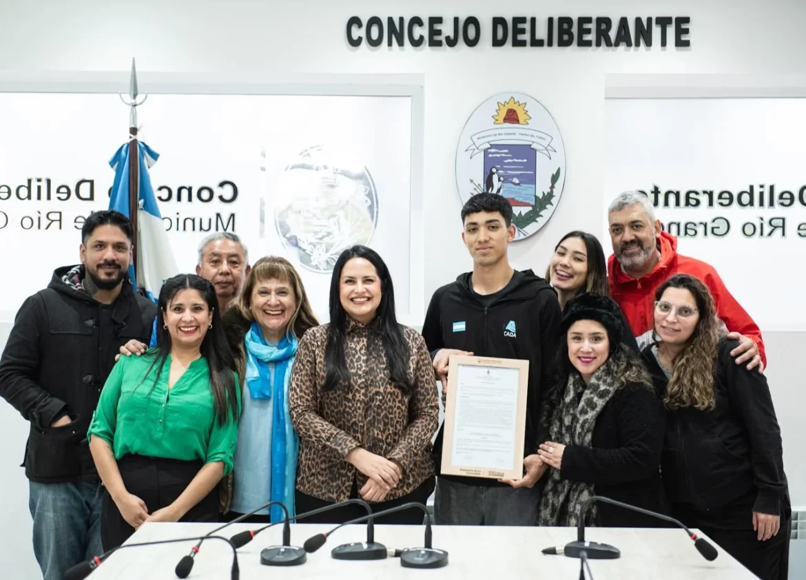La concejal Arce reconoció al atleta riograndense Galo Godoy