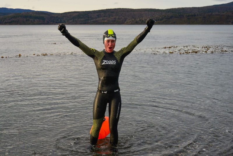 CRUCE A NADO DEL CANAL BEAGLE 