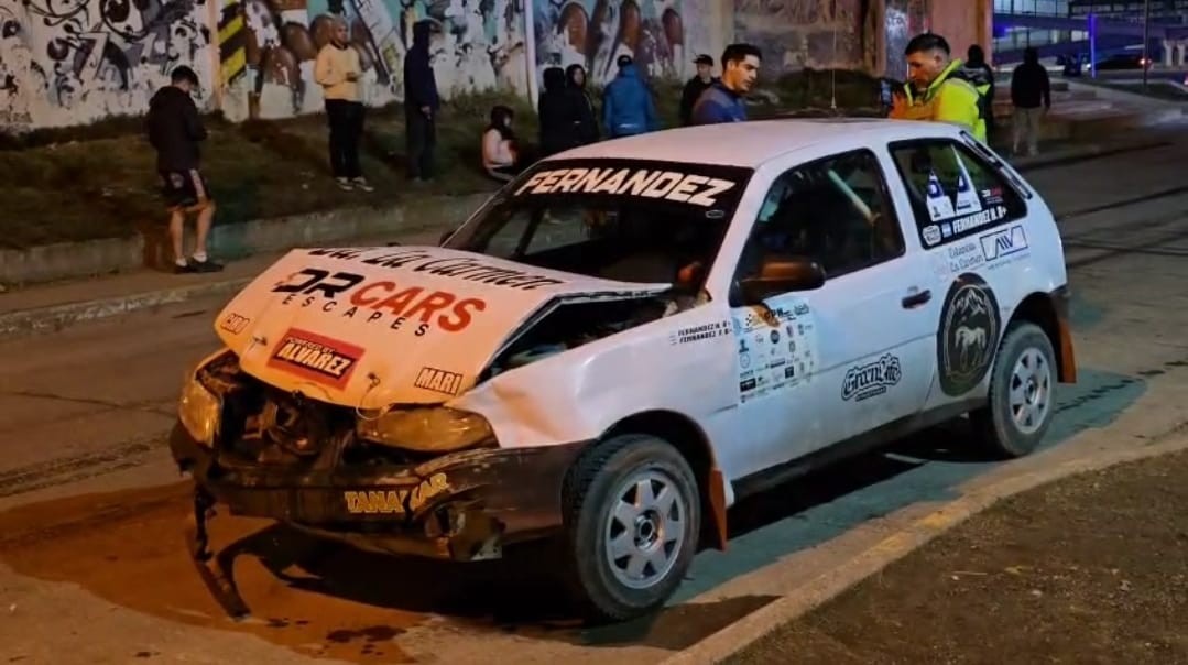 Violento choque deja fuera de competencia a un auto del Gran Premio de la Hermandad