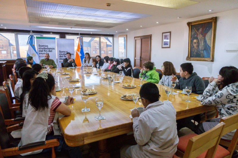 EL GOBERNADOR MELELLA RECIBIÓ EN CASA DE GOBIERNO A ESTUDIANTES DE 5º GRADO DE LA ESCUELA “MONSEÑOR FAGNANO” DE USHUAIA