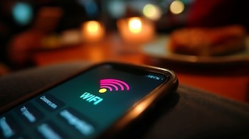 El teléfono no nos escucha, pero sí sabe dónde estamos: el oscuro rastreo de las apps