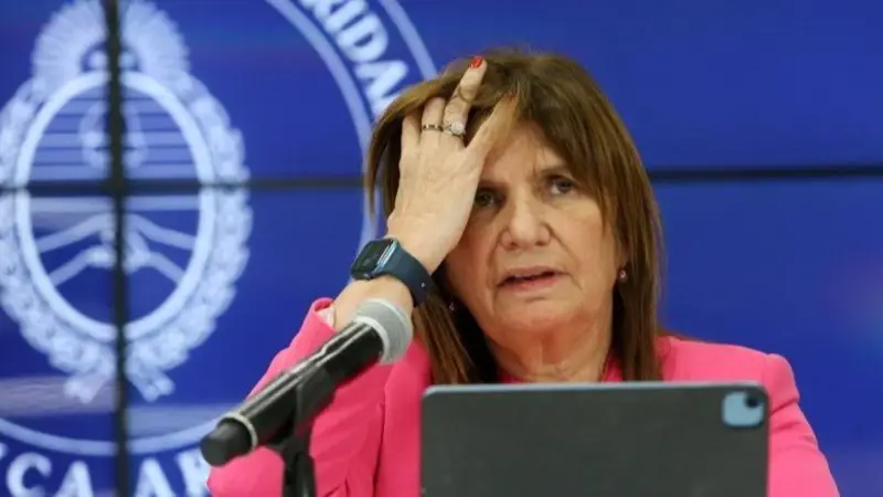 Bullrich desmiente pedido de allanamiento a periodistas, pero la denuncia de su ministerio la contradice en vivo