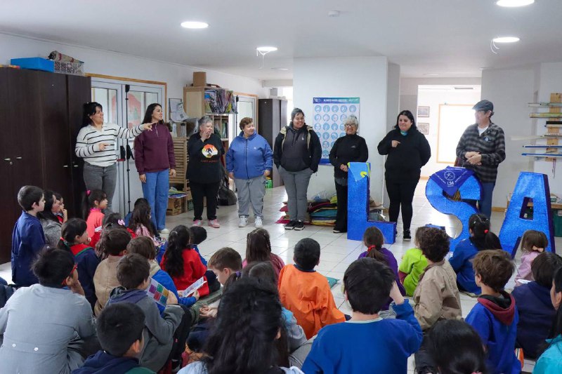 Municipio de Tolhuin brindó un taller de Lengua de Señas en la Escuela Experimental Los Ñires