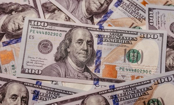 El Banco Central inyecta masivas sumas de dólares en un mercado en crisis