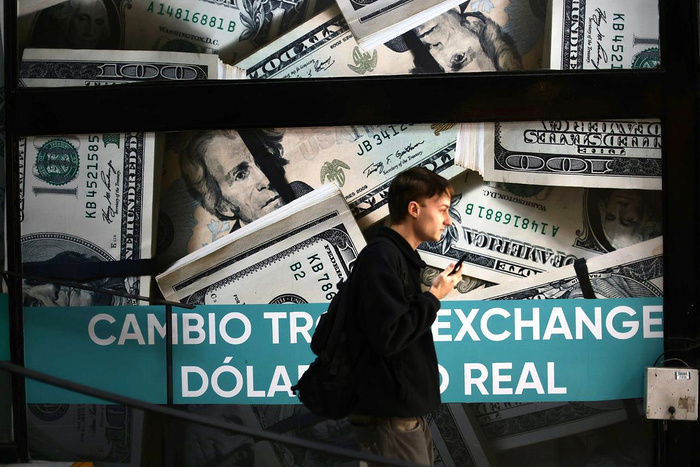 El dólar acelera su marcha en vísperas de un crucial escrutinio bonaerense