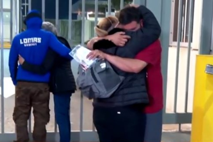 Diez Argentinos Deportados por EE.UU. Aterrizan en Ezeiza en un Operativo Marcado por el Secretismo