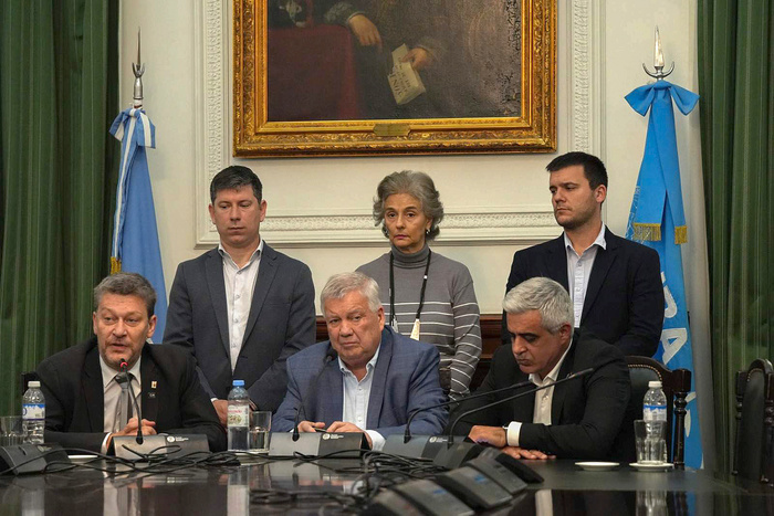Tensión Institucional: La Oposición y la Sociedad Desafían los Vetos Presidenciales