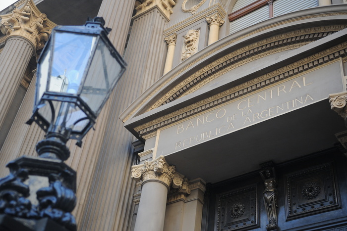 Turbulencia Financiera: El Mercado Castiga los Activos Tras la Derrota Oficialista