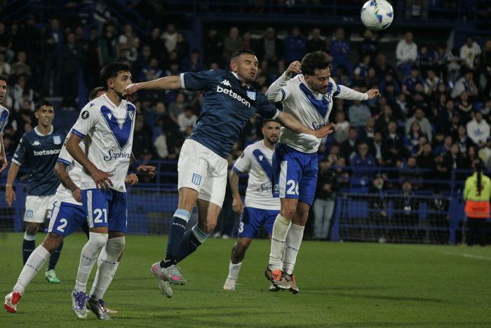 La Estrategia del Enfrentamiento: Racing Aprovecha la Expulsión de Magallán para Quedarse con la Victoria en Liniers