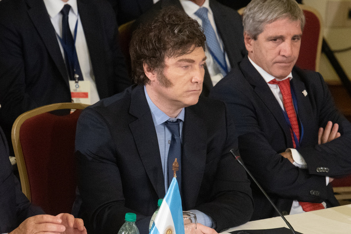 La Administración Milei: Un Gobierno Acorralado por la Tormenta Cambiaria y la Pérdida de Credibilidad