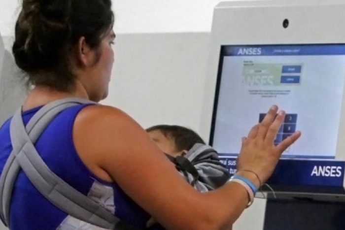 El Gobierno desvincula la AUH de la inflación, un giro que alarma a la infancia y a las organizaciones sociales