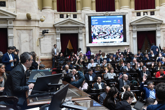 La oposición arremete contra un posible rescate financiero de EE.UU. para el Gobierno de Milei