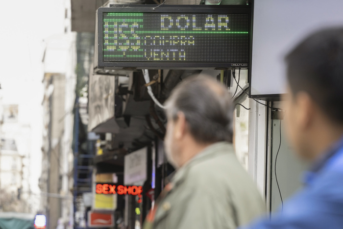 El Gobierno reinstaura una barrera cambiaria y desata temores en el mercado