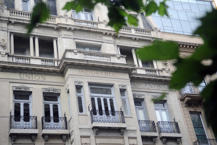 El Desgaste del Rescate: La Alianza con EE.UU. Agita el Mercado y Fractura el Apoyo Empresarial