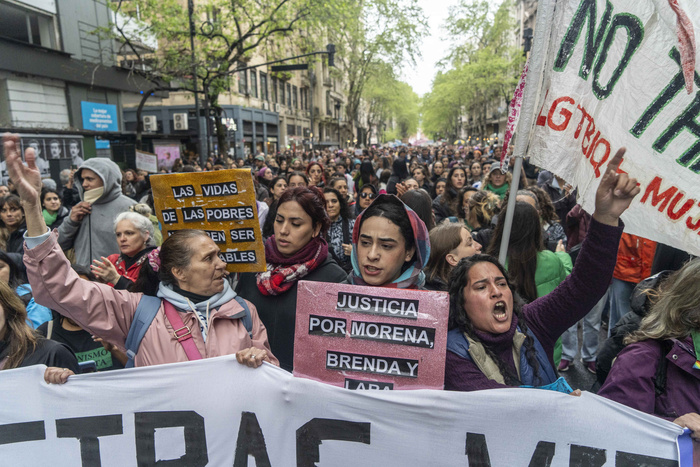 Un Duelo Colectivo Tejido en la Bandera de la Indignación