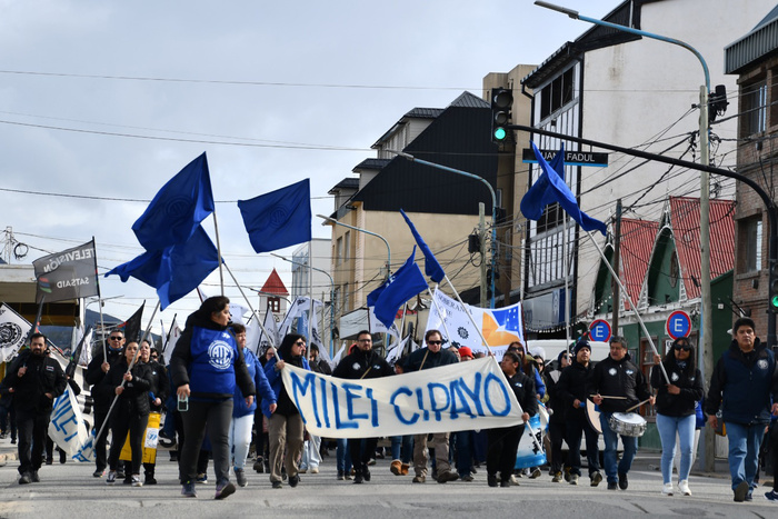 El rechazo a Milei llega hasta el fin del mundo