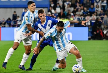 Vélez resurgió con carácter y se afianzó en la pelea
