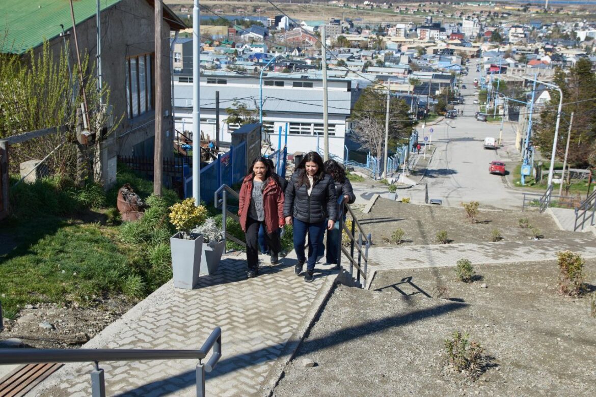 Vecinos Junto A Funcionarios Municipales Y Concejales, Recorrieron La Nueva Escalera En Yowen Y Karukinka Norte