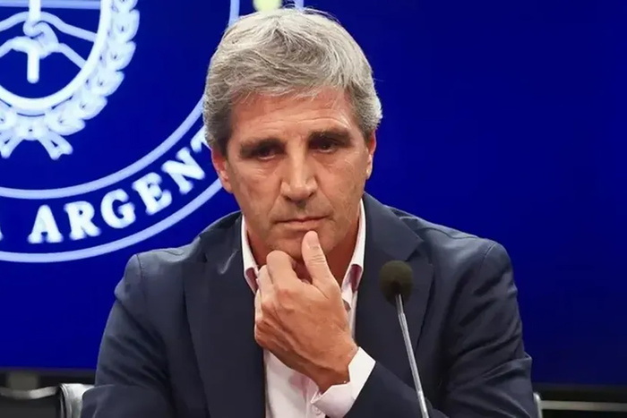 Una Misión en Sombra: Caputo Viaja a Washington en Medio del Desplome Financiero