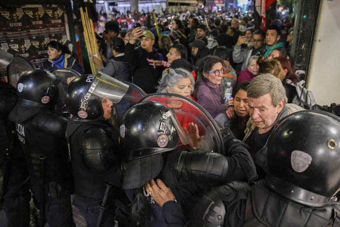 Un Río de Tensión y Consignas Bajo el Ojo Policial