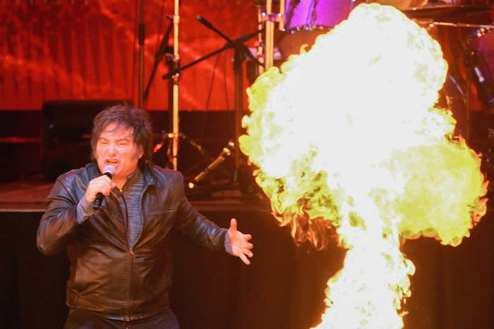 Un Presidente en Escena: El Show de Milei y la Cruda Realidad Argentina