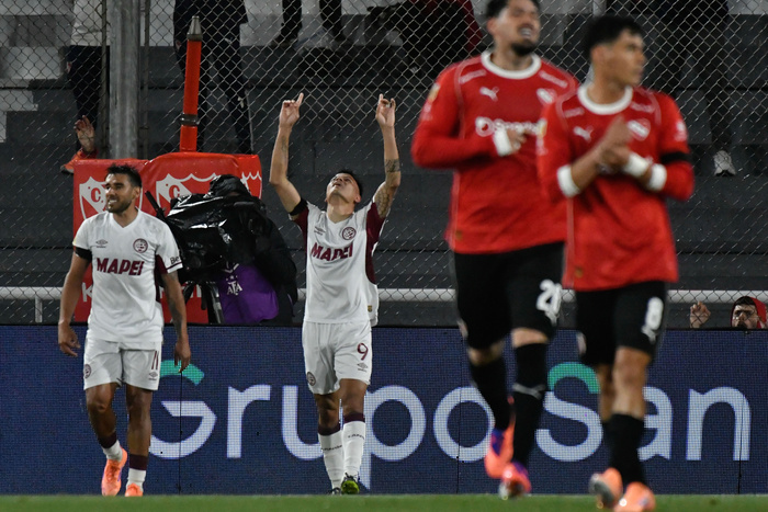Lanús Aprovecha un Regalo y Hunde Más a un Independiente sin Premio