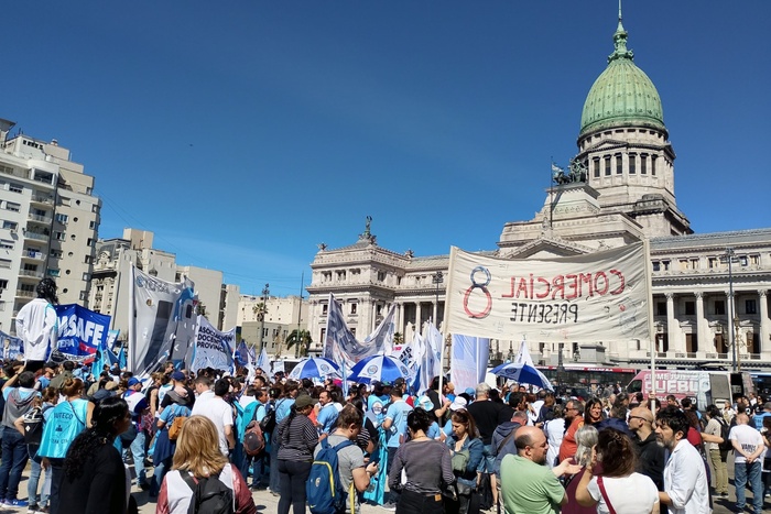 Un Grito por la Dignidad: Masiva Protesta Docente Sacude al País