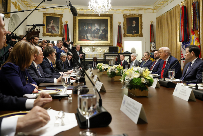 Una declaración de Trump desata el pánico financiero y tiñe de condicionamiento político el apoyo a la Argentina