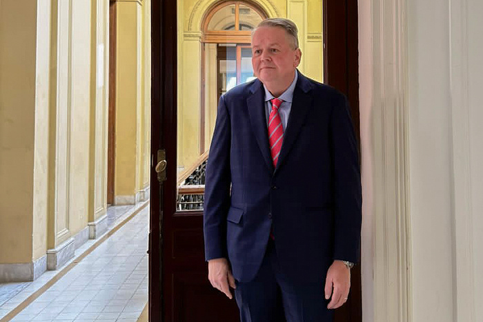 Presiones en la Sombra y Ausencias Programadas Enfrían la Ofensiva Opositora