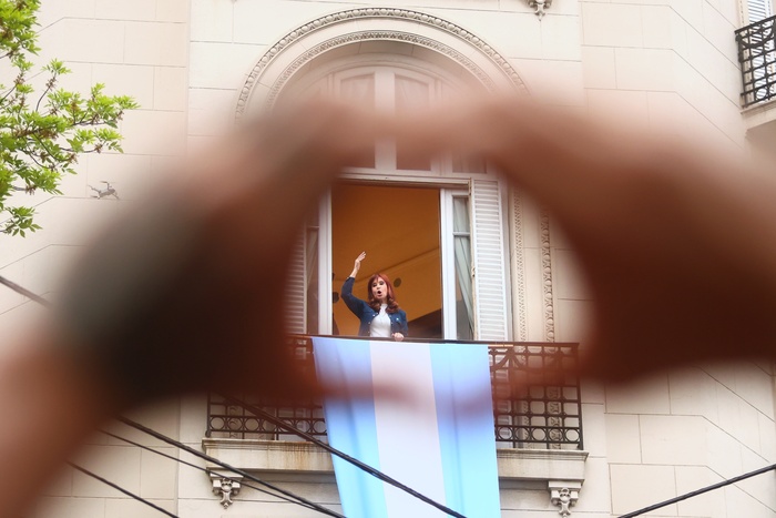 Una Jornada de Lealtad y Protesta: Multitudinario Apoyo a Cristina Kirchner en un Aniversario Crucial