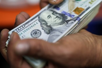 La Calma Precaria: Reservas Inalteradas en un Mercado Cambiario Bajo Presión