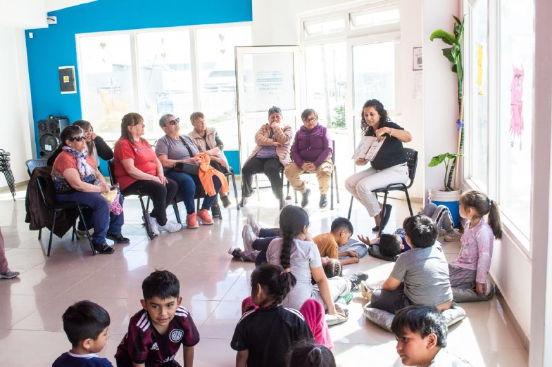 INFANCIAS Y ADULTOS MAYORES COMPARTIERON UNA JORNADA DE JUEGOS, ARTE Y CUIDADOS