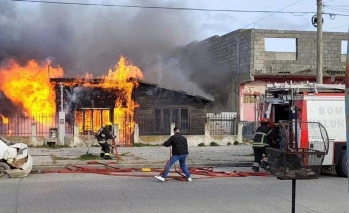 Incendio Intencional Devasta Vivienda Familiar en la Calle Estrada