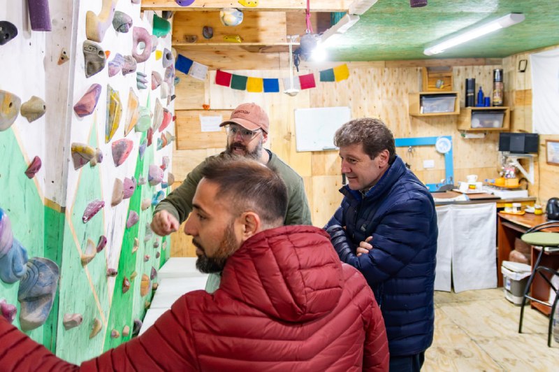 EL GOBERNADOR MELELLA VISITÓ LA SEDE DEL CLUB ANDINO RÍO GRANDE