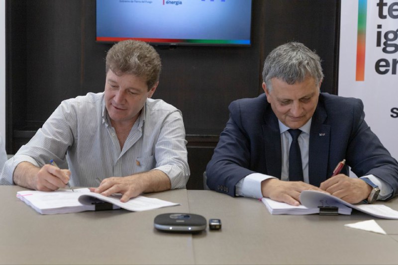 EL GOBIERNO DE TIERRA DEL FUEGO E YPF FIRMARON LA CESIÓN OFICIAL DE ÁREAS HIDROCARBURÍFERAS A LA PROVINCIA