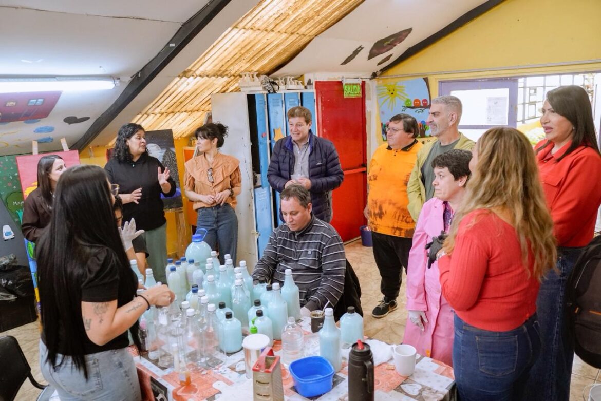 EL GOBERNADOR MELELLA VISITÓ EL CAAD EN RÍO GRANDE