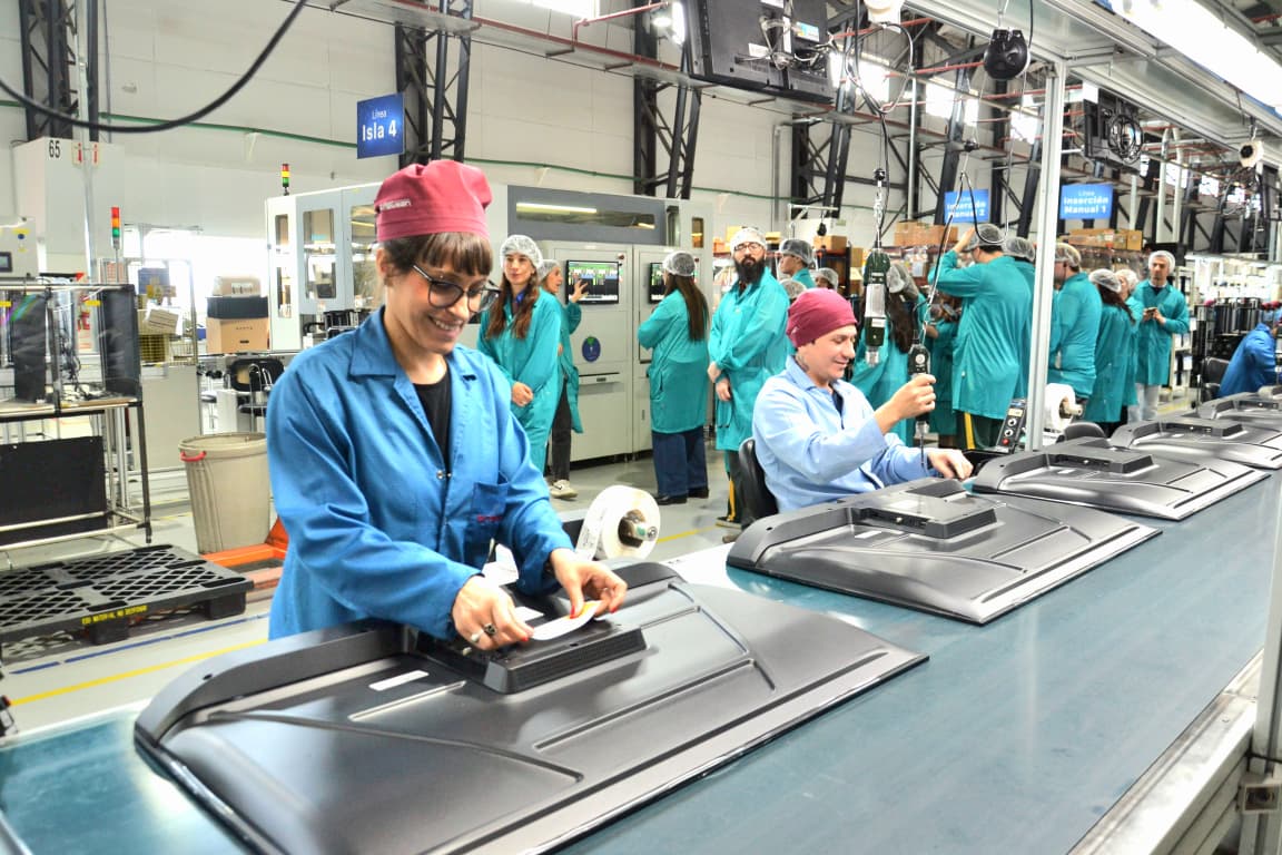 «INDUSTRIAS A PUERTAS ABIERTAS» PARA CONSTRUIR SOBERANÍA PRODUCTIVA DESDE LAS AULAS