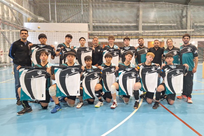LA SECRETARÍA DE DEPORTES ENTREGÓ INDUMENTARIA AL EQUIPO FUEGUINO QUE COMPETIRÁ EN LA COPA ARGENTINA DE VOLEY