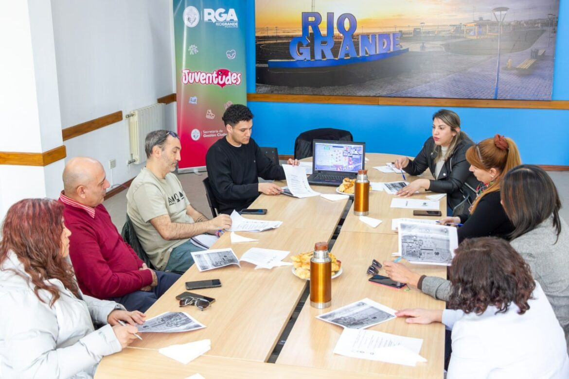 EL MUNICIPIO SE REUNIÓ CON DIRECTIVOS DE COLEGIOS SECUNDARIOS PARA ULTIMAR DETALLES DE LA SERENATA ESTUDIANTIL 2025