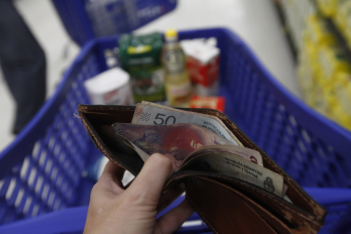 El Costo Social del Ajuste: Salarios en Caída Libre y Consumo en Peligro de Extinción