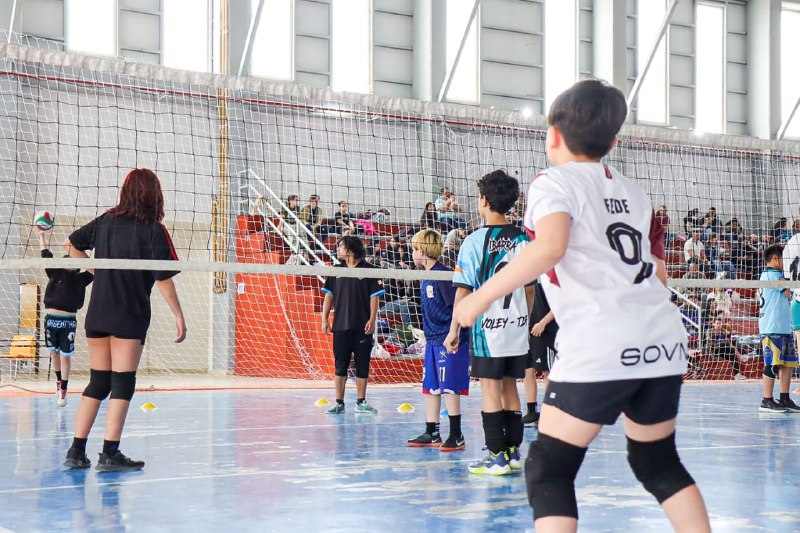 MÁS DE 80 NIÑOS Y NIÑAS DISFRUTARON DE UN ENCUENTRO LOCAL DE MINI VÓLEY EN RÍO GRANDE