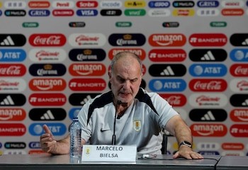 Bielsa afirma su continuidad en Uruguay tras la goleada y aborda la crisis interna