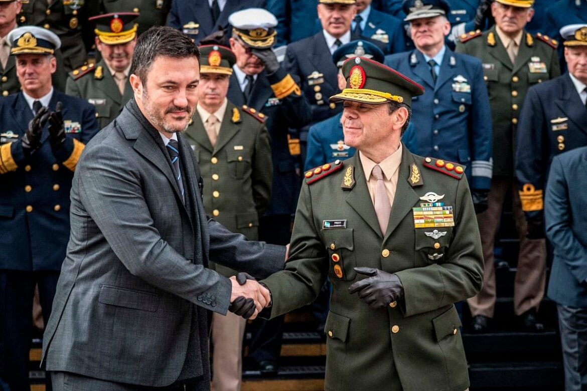 Una Reconfiguración Ideológica en las Fuerzas Armadas: El Gobierno Impulsa una «Verdad Completa» con Énfasis en la Reconciliación y la Revisión Histórica