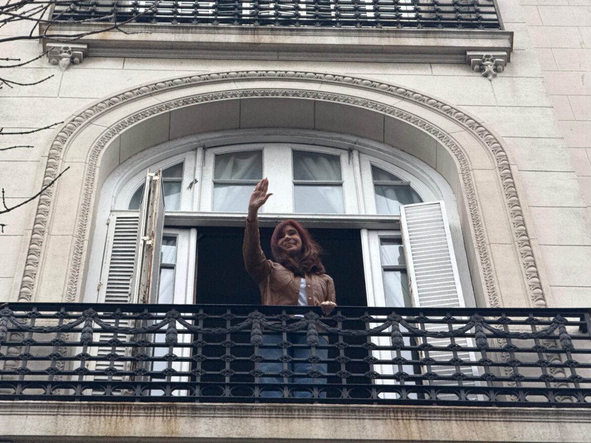 Ordenan el Embargo de Bienes de Cristina Kirchner y Lázaro Báez por la Causa Vialidad