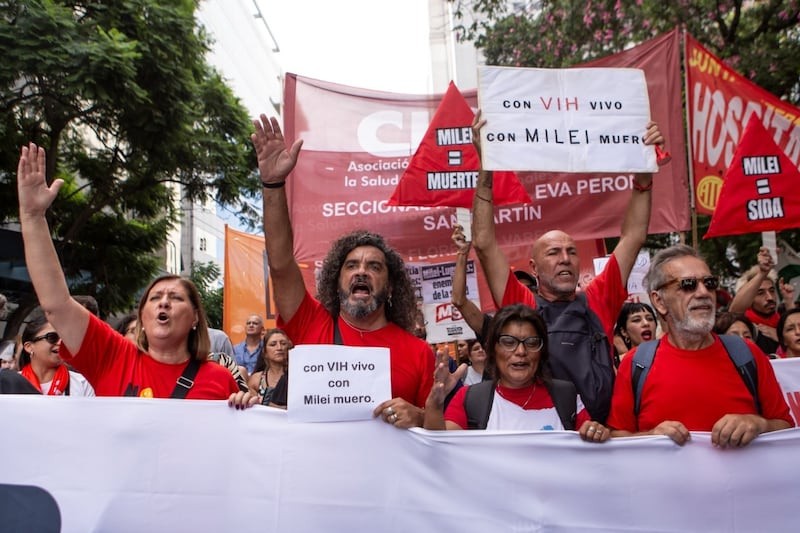 Un Derecho Bajo Ataque: El Desfinanciamiento de la PrEP y el Resurgimiento del Estigma