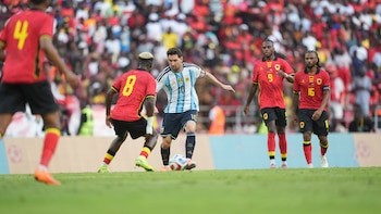 La Albiceleste despide el año con triunfo y un Messi deslumbrante en Angola