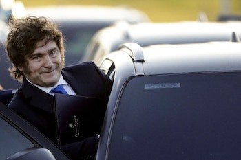 Milei Retoma el Timón Local: Santilli, Alianzas y la Sombra de un Congreso en Vilo