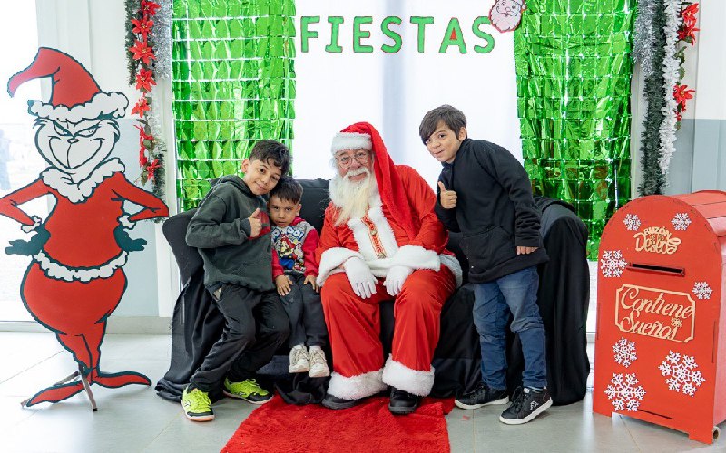 PAPÁ NOEL CONTINÚA SU RECORRIDO POR LOS BARRIOS DE LA CIUDAD