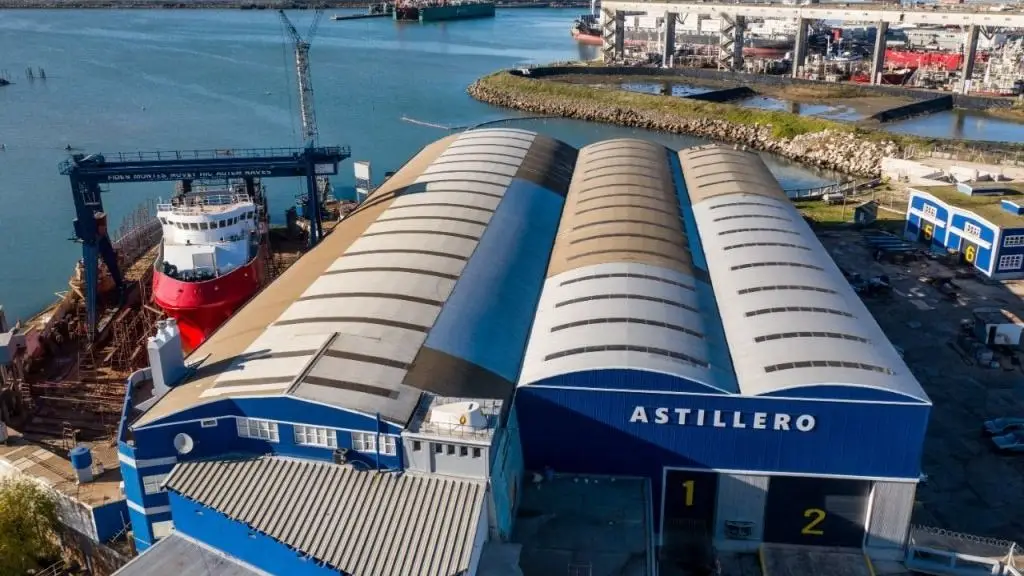 La Paradoja de la Nave Vacía: Un Empresario Naval que Apostó por la «Motisierra» y Encontró su Astillero Paralizado